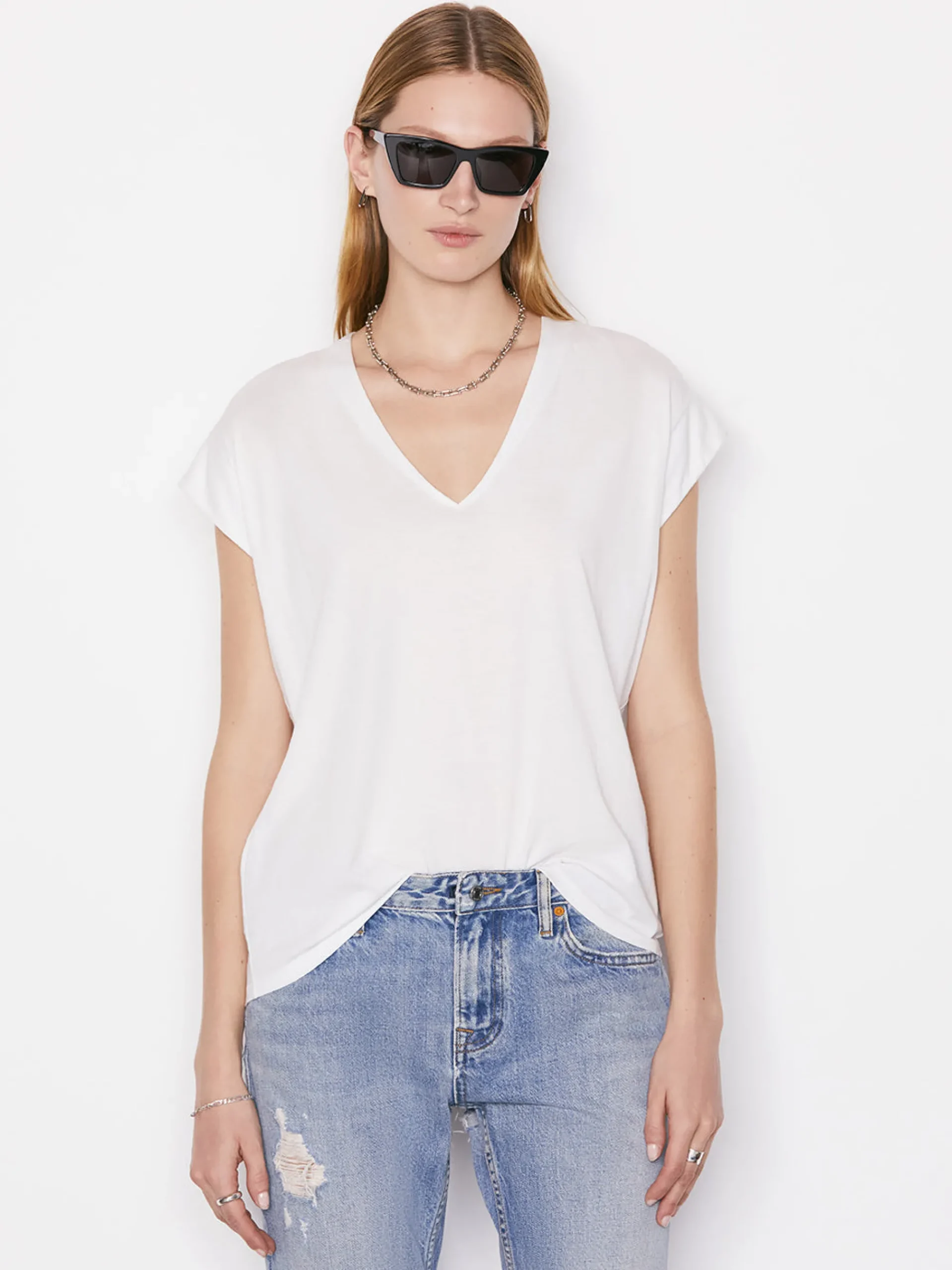 Women FRAME Le Mid Rise V Neck Tee in