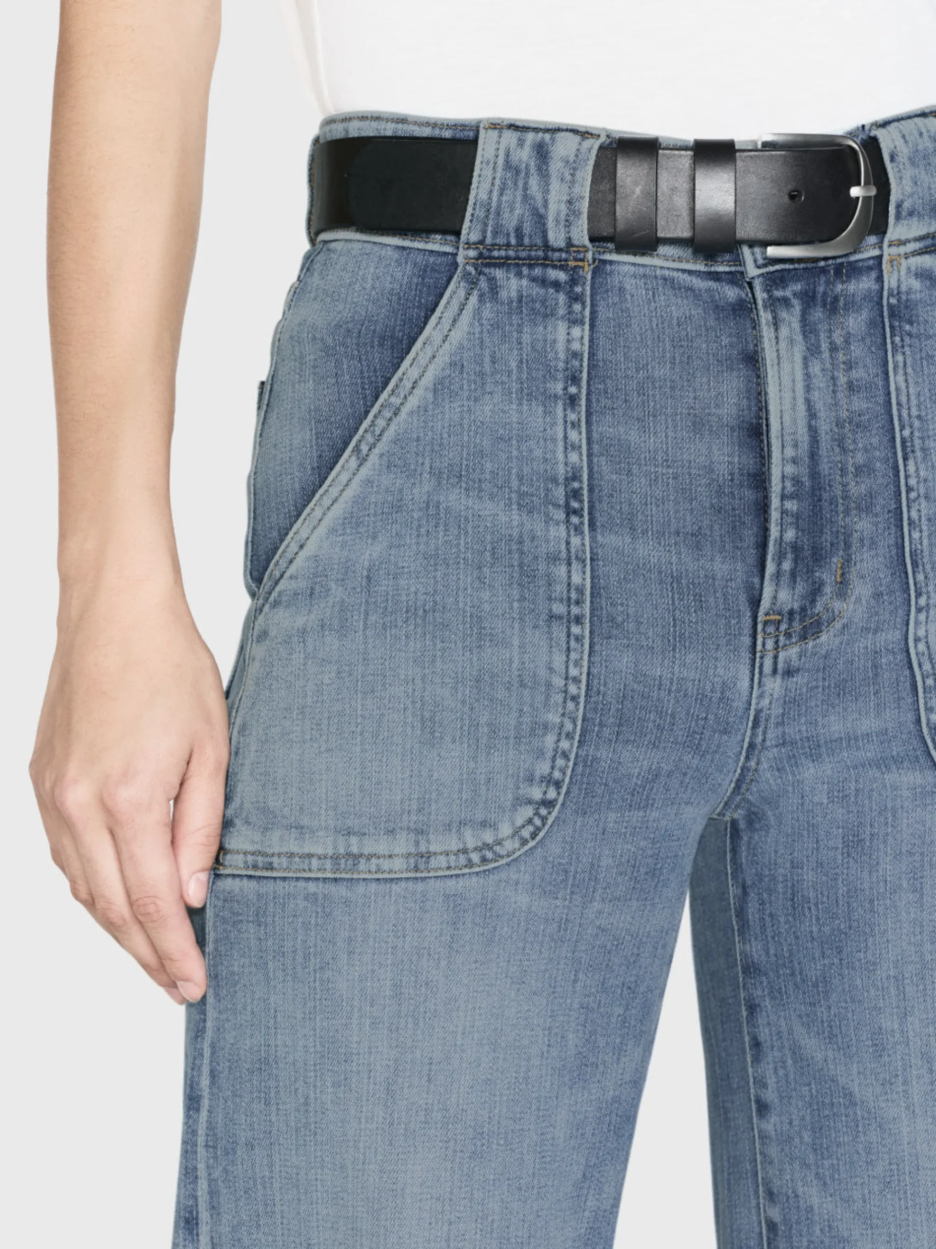 Women FRAME Modern Pocket Jean in