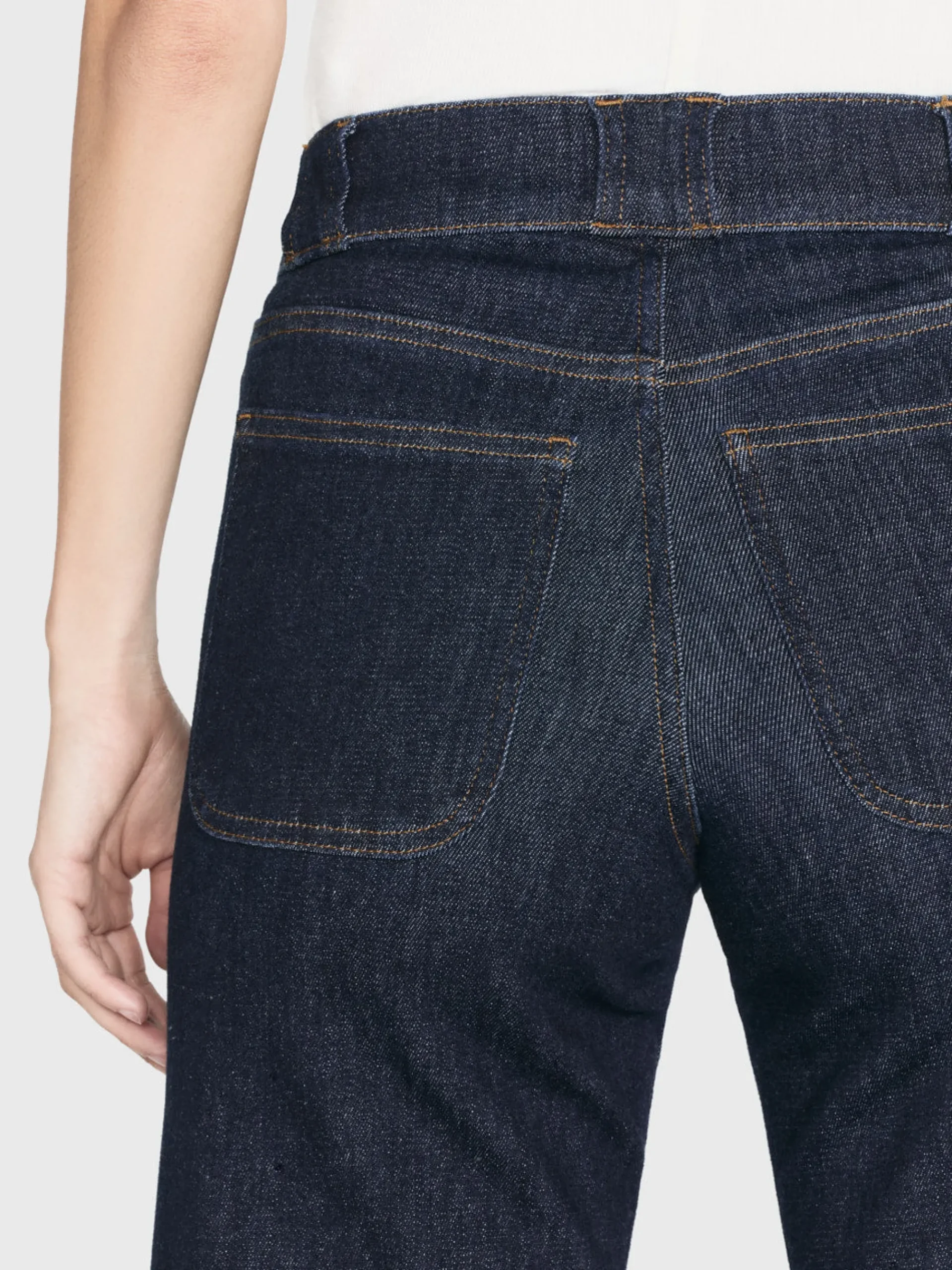 Women FRAME Modern Pocket Jean in