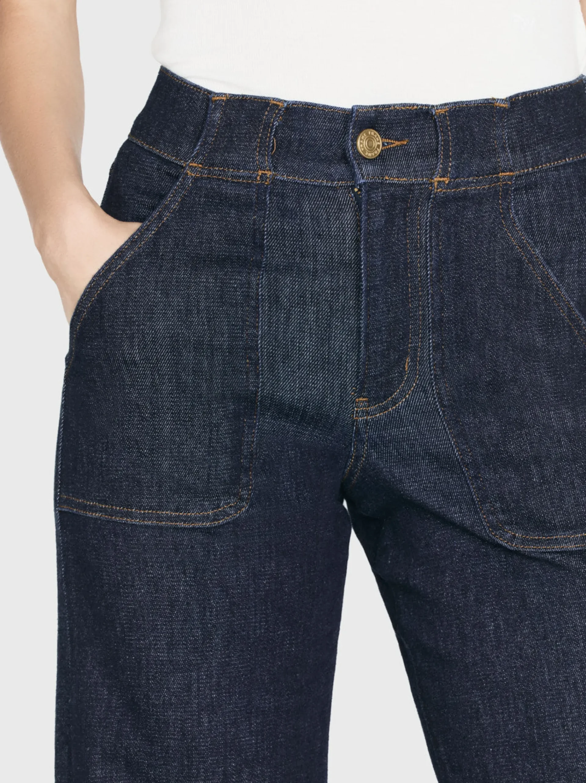 Women FRAME Modern Pocket Jean in