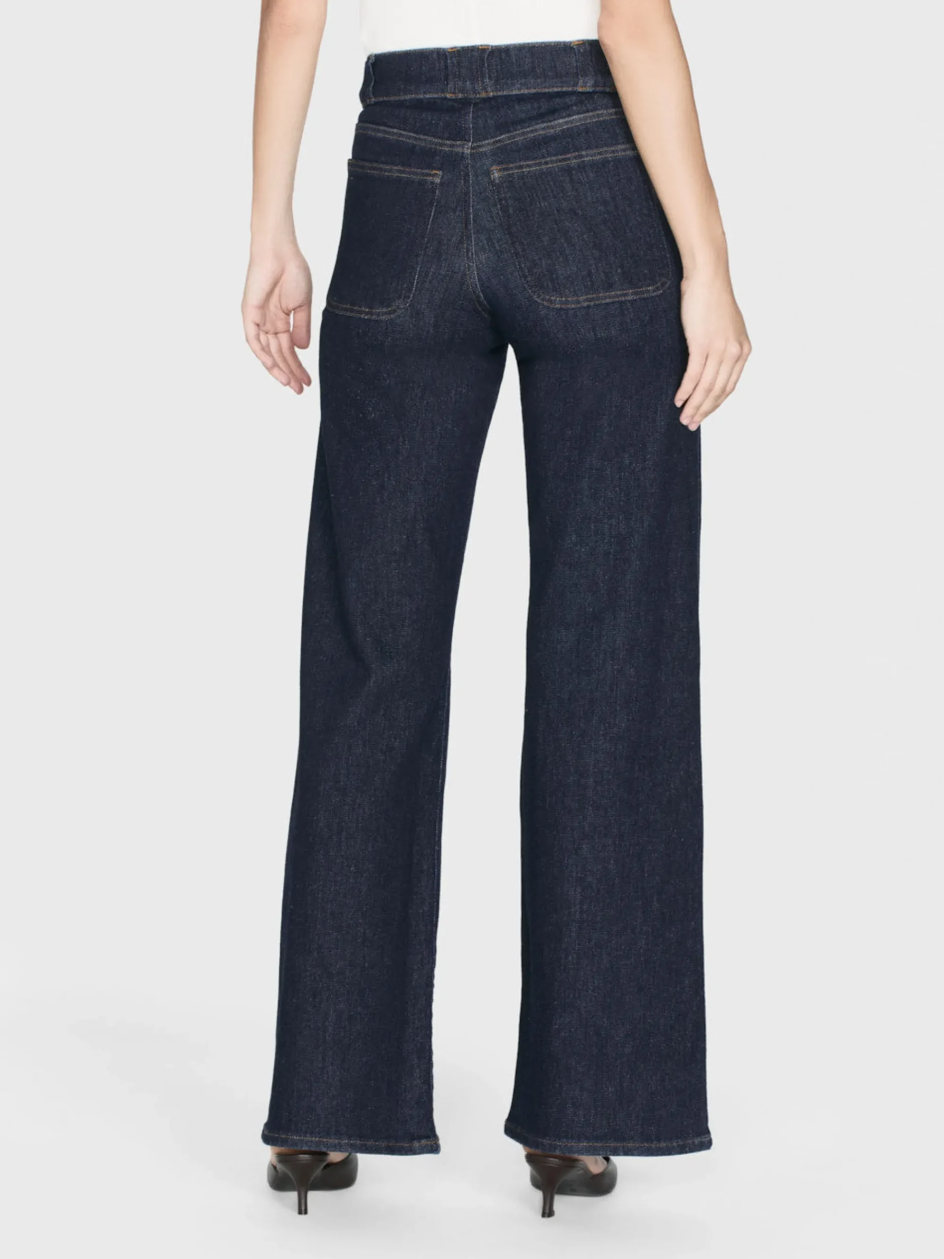 Women FRAME Modern Pocket Jean in