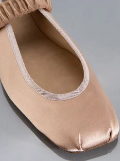 Women FRAME Odin Ballet Flat in