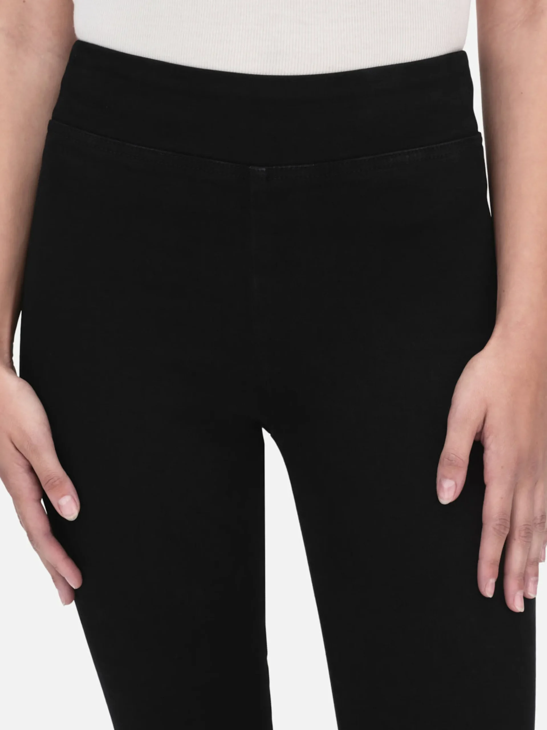 Women FRAME The Jetset Skinny Crop in Sheen Noir