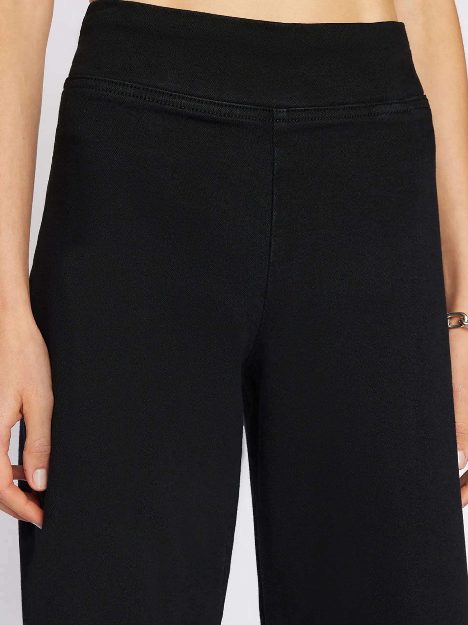 Women FRAME The Jetset Wide Crop in Sheen Noir