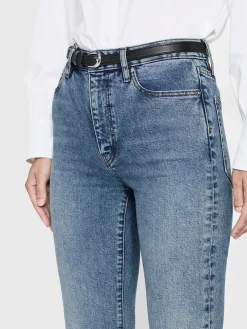 Women FRAME The Ruler in